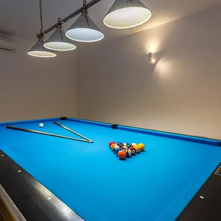 Villa Luxury Sarina With Pool In Center Split