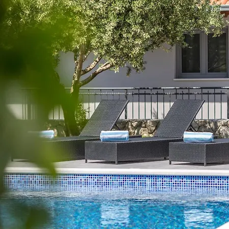 Luxury Sarina With Pool In Center