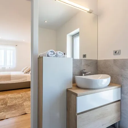 Villa Luxury Sarina With Pool In Center Split