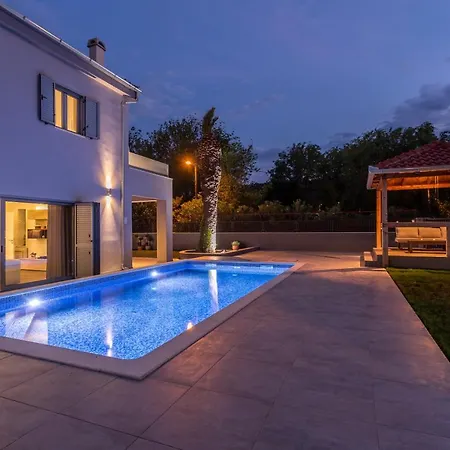 Villa Luxury Sarina With Pool In Center Split