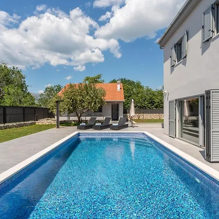 Luxury Sarina With Pool In Center Villa