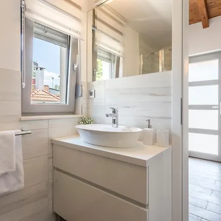 Luxury Sarina With Pool In Center Villa