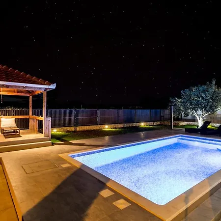 Luxury Sarina With Pool In Center Villa *