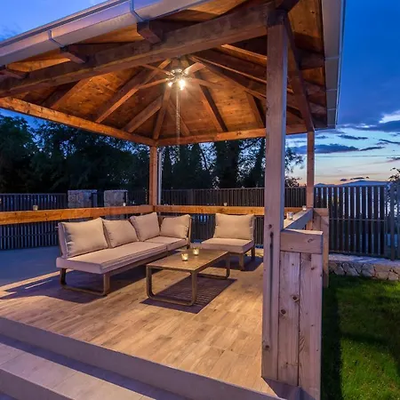 Villa Luxury Sarina With Pool In Center
