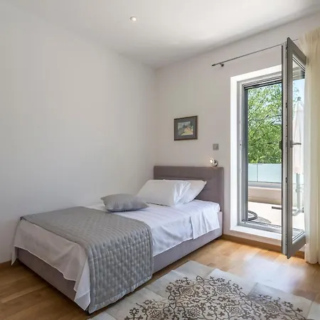 Luxury Sarina With Pool In Center Villa